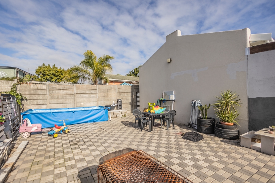 2 Bedroom Property for Sale in Oakglen Western Cape